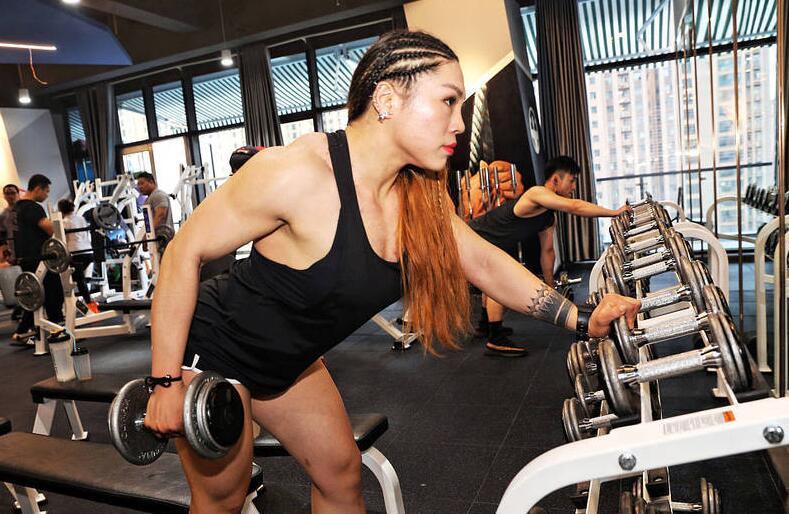 2015年底，杨洋关掉饭馆回到郑州求学，在启蒙老师的指导下，一步步踏入职业健美的轨道。“第一次见启蒙老师时，我特别忐忑，就怕被拒绝，因为我那时年纪也不小了，体重102斤，没接触过健身更不懂健美，直到我听到老师说了一个字‘行’时，我激动得眼泪都要流出来了。”说起初次见到启蒙老师的场景时，杨洋至今仍觉得自己无比幸运，也是从那刻起，她的生活再不平淡。