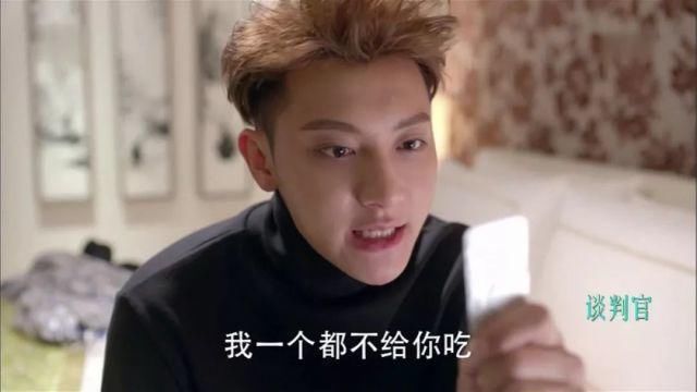 子韬自己发型蓬上天了也不管,伸手就把杨幂打