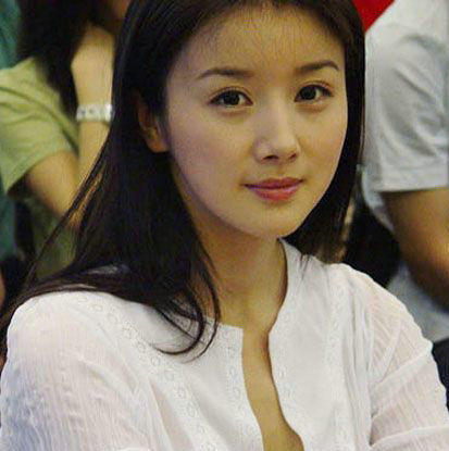 她颜值气质不输刘诗诗，却嫁二婚富豪，整容失败