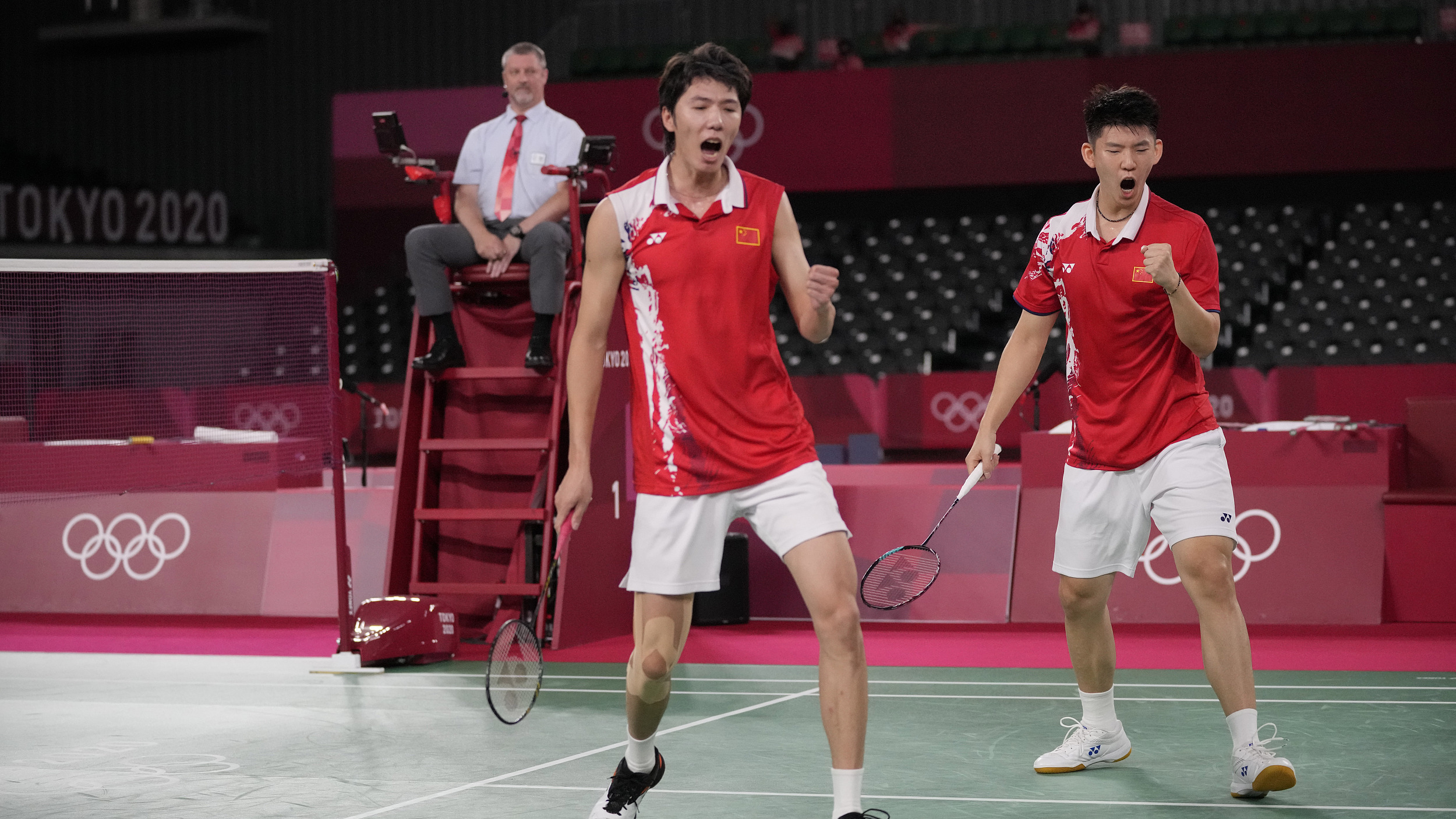 东京奥运会羽毛球男子双打决赛，中国组合李俊慧/刘雨辰获得银牌