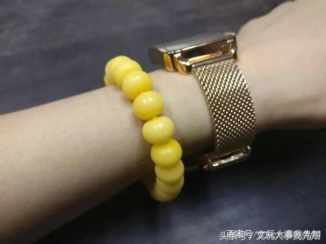 一条30元的手串和一瓶3块钱的饮料结合在一起