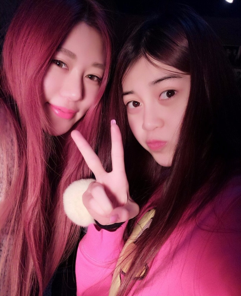 白山女子冰壶队三垒李博雅在冬运会期间因逆天颜值走红。近日，冰壶女神李博雅在微博上发出最新美照。