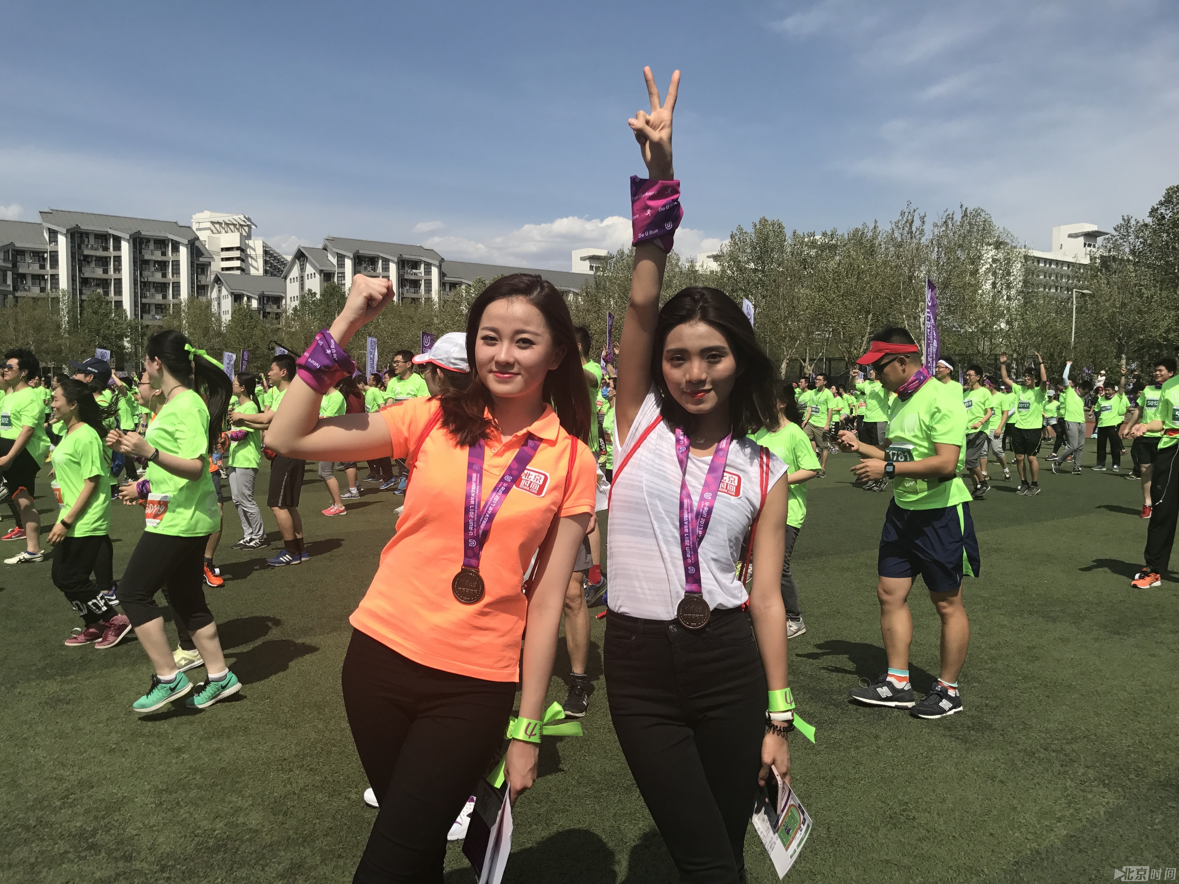 北京时间女记者活动现场照。