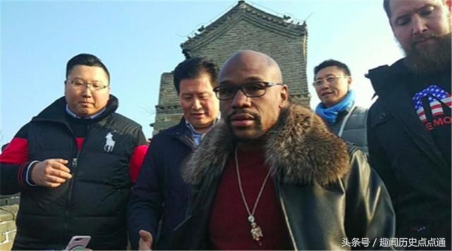 拳王梅威瑟自曝来中国几天赚三百万刀,七个女友同居但最喜欢晒钱