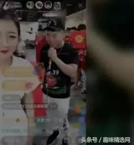 小伊伊豪刷二驴直播间,完胜散打,夺得榜一!与白