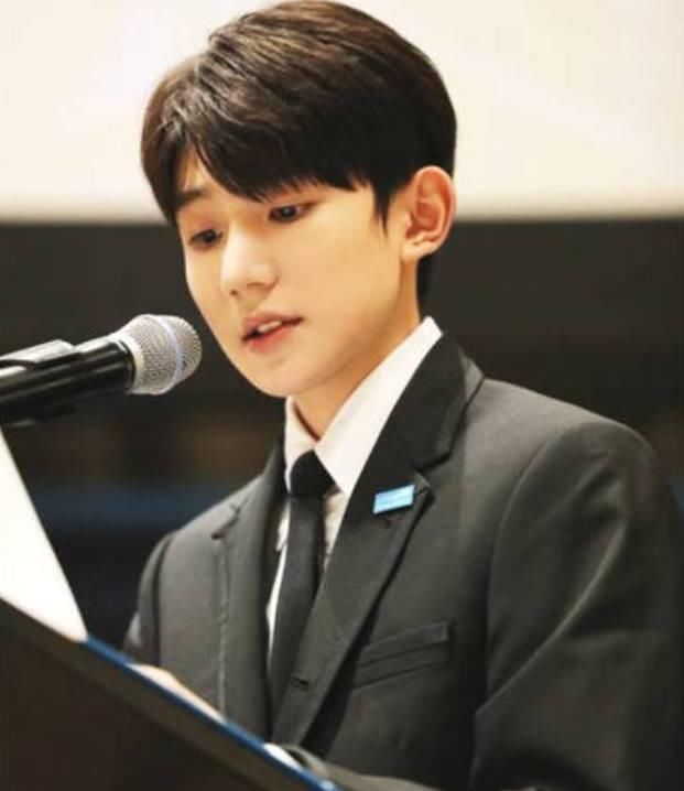 王源留级不能参加高考,但他早给出作文答案,网