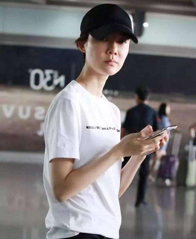 其实很多明星都有一些小瑕疵,就比如驼背,不得不说,明星一驼背气质