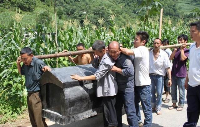 二爷爷死的时分村里发生了一件怪事,抬着出去埋的时分,棺材出问题了