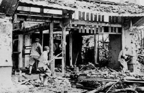 缅甸人不仅不支持盟军，还到处袭击盟军，破坏铁路运输。中国远征军到了这个到处是敌视眼光的地方，找不到粮食，也没有向导。缅甸人还争相恐后的把远征军的动向报告日军，远征军逐渐陷入了绝境。图为激战中的中国远征军。