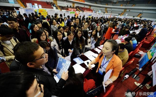 大学毕业应该考研还是工作?网友:男生直接工作