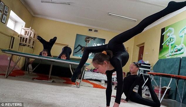 身穿黑色紧身连衣裤的女孩偶尔进行团队展示练习。