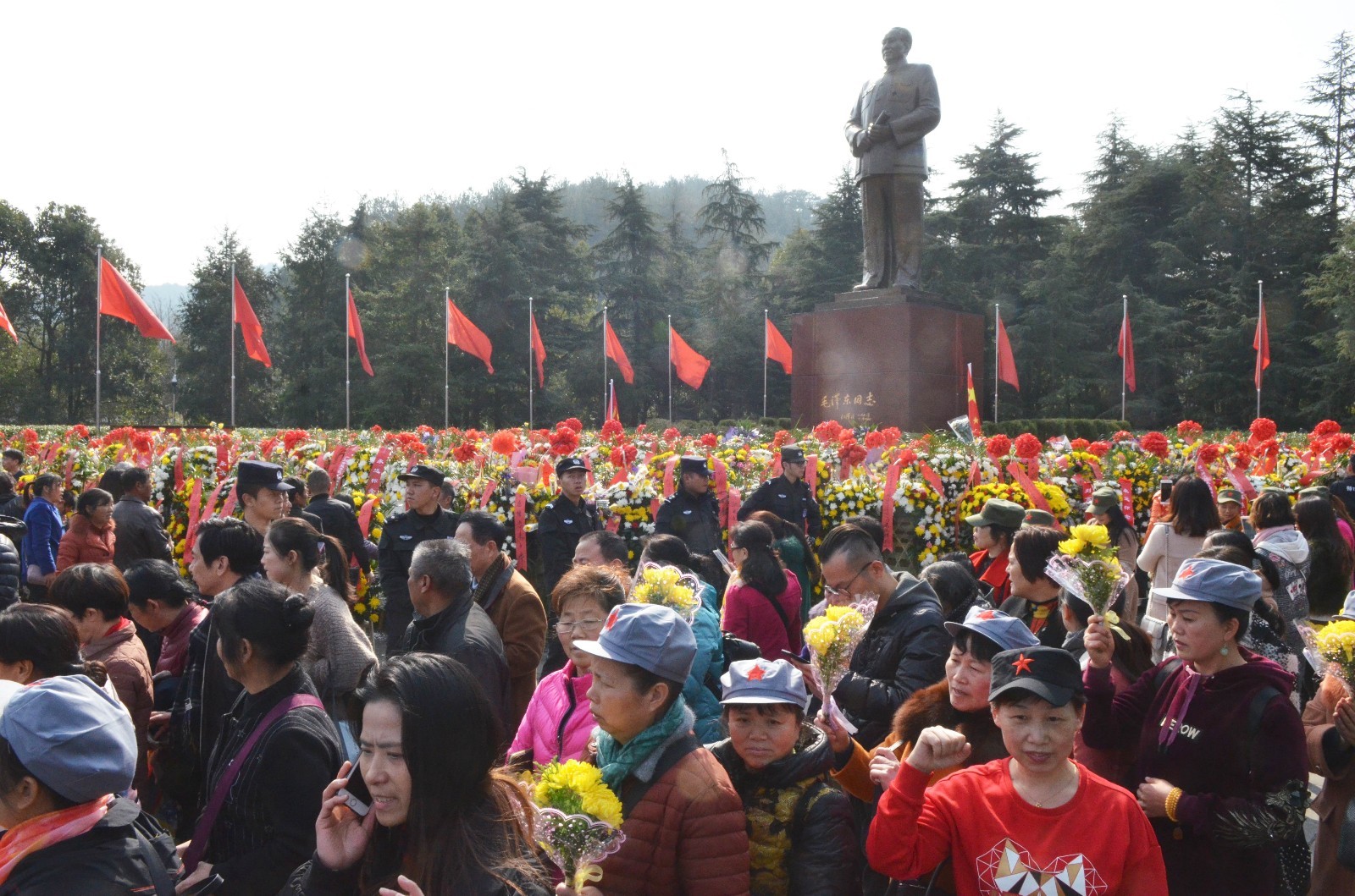 韶山迎接纪念毛泽东同志诞辰124周年的人们 韶山迎接纪念毛泽东同志诞辰124周年的人们