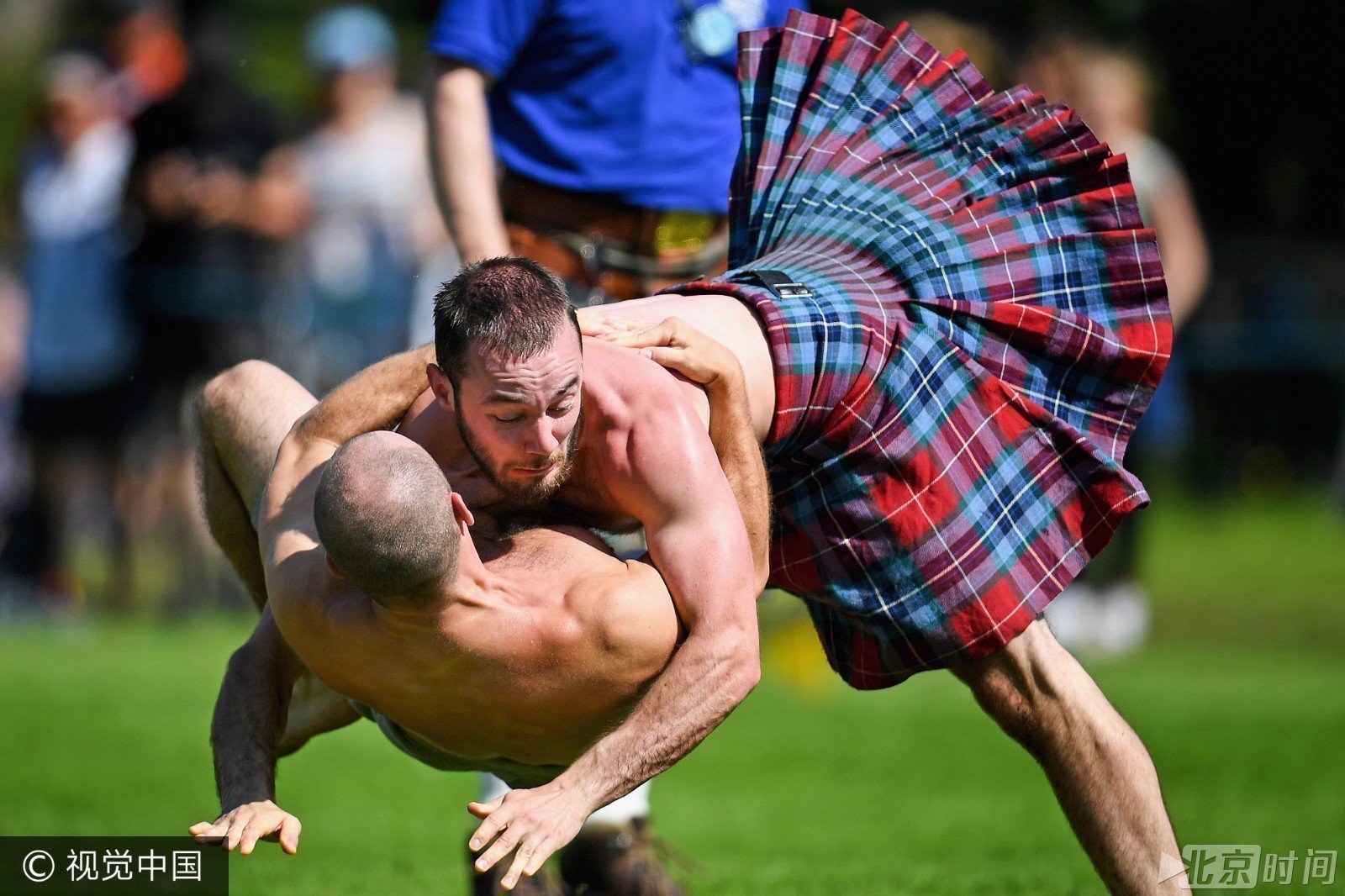 彪形大汉穿苏格兰裙 贴身肉搏画面毫无违和感