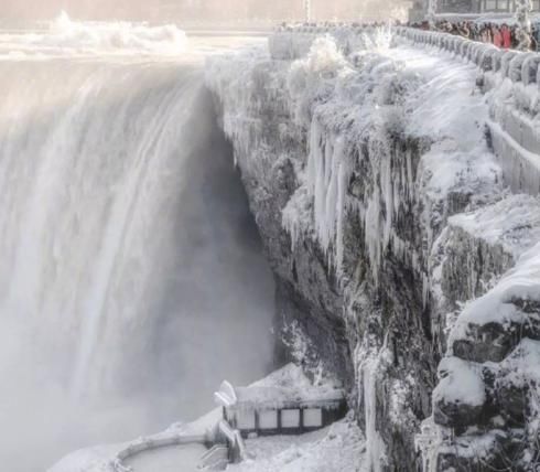 美国体感温度-69度!纽约一片白,尼亚加拉大瀑布