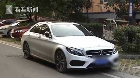 奔驰女堵小区门打保安:我市政府的 就搞你怎么