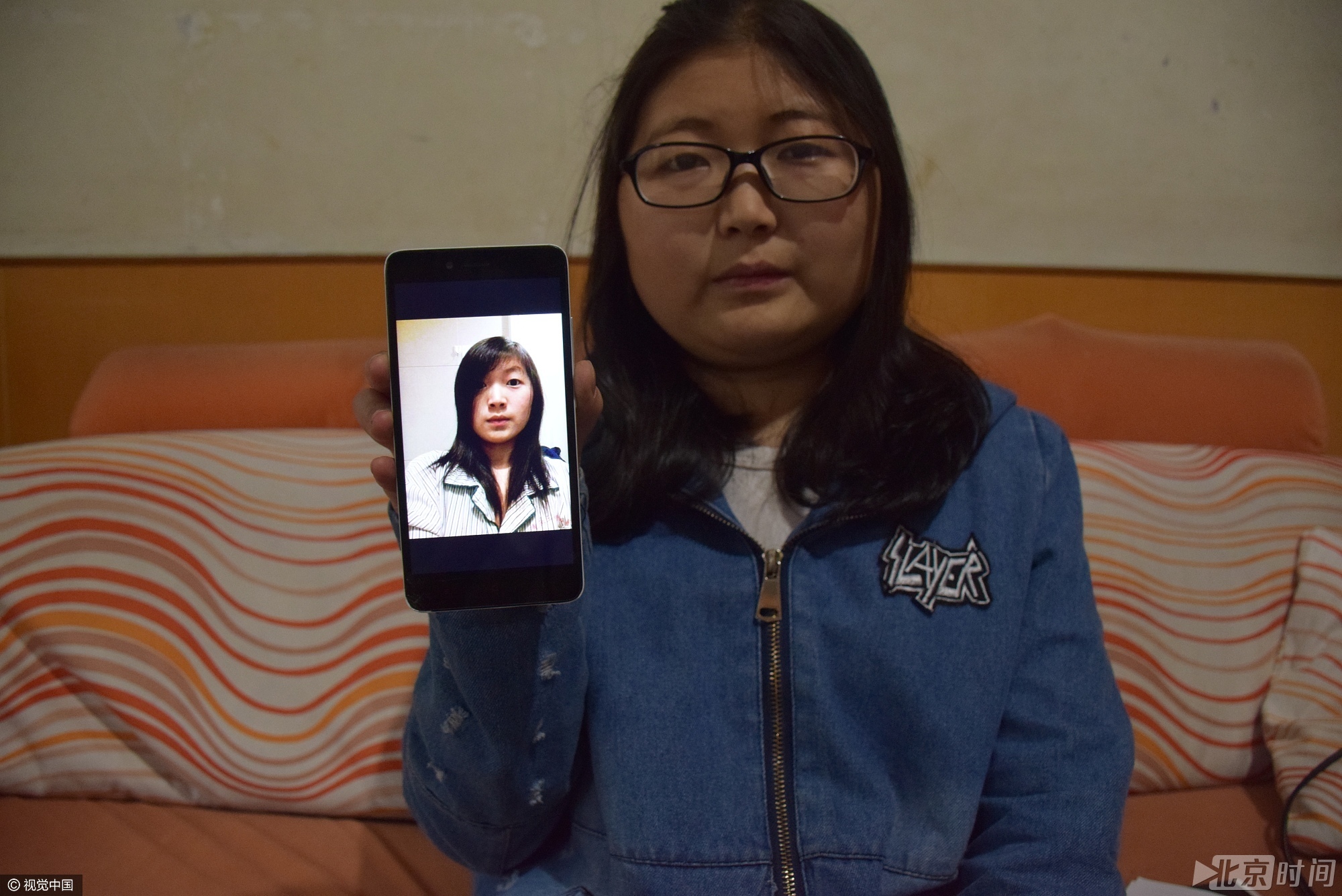 李娟说,术后她除了肾功能、肺功能衰竭之外,还出现了多次排异和感染。最严重一次口腔排异和感染,住院治疗将近一个月,花费8万多元,之前的后期治疗费用一般都在2万元左右。因长期吃激素药物,李娟的脸显得格外的发胖,几次想带病做兼职,都因容貌问题遭到拒绝。