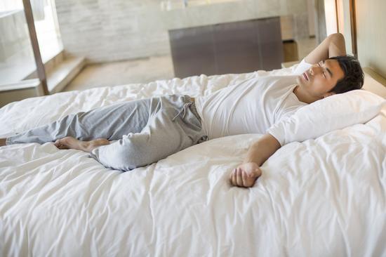 男性最佳睡姿是仰卧？不正确的睡姿或导致勃起功能障碍 