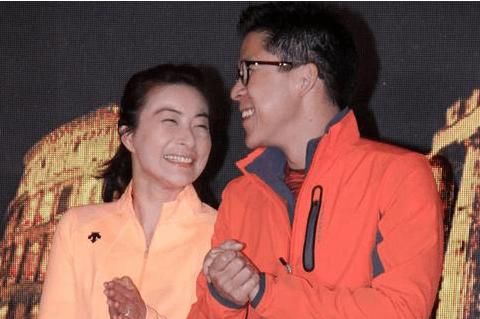 霍启刚竟撒娇说咽不下去，郭晶晶一声令下:咽，还真咽下去了？