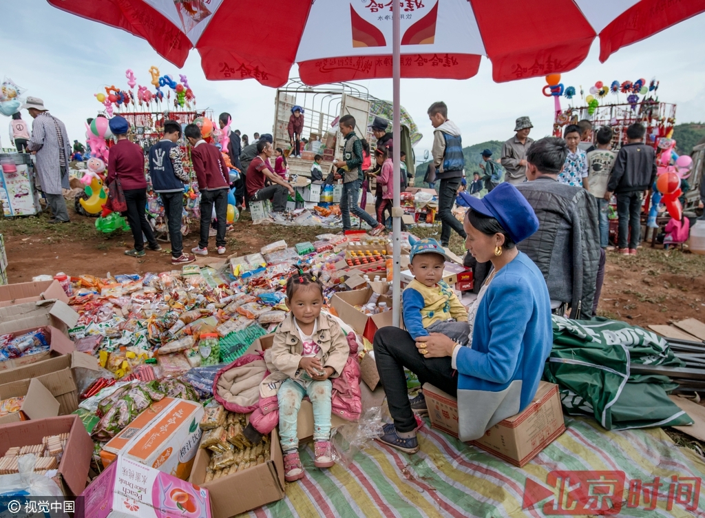 带着孩子经营的食品摊。