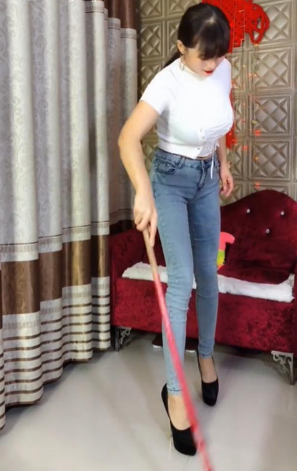 高跟鞋美女走红,脚穿20公分高跟鞋扫地,网友
