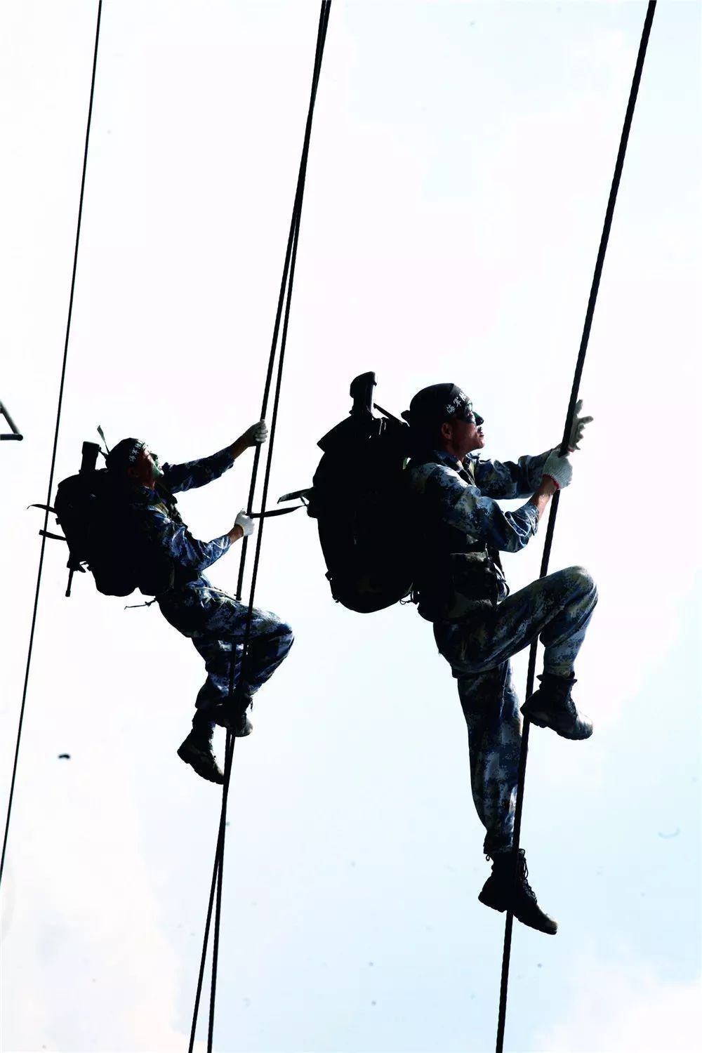 中国海军亚丁湾首次抓捕海盗现场画面首曝光