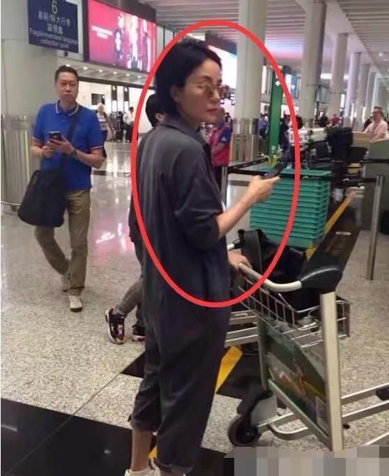 王菲机场被合影,拍照者疑似是谢霆锋