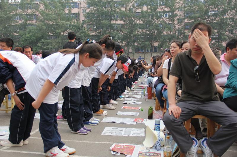 带走罚站女教师的派出所副所长被免去职务,并