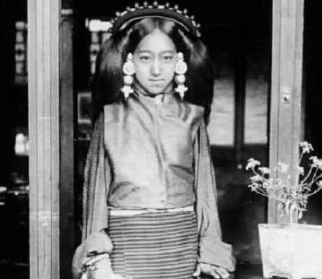 老照片:清代美女撞脸迪丽热巴,小朋友的宠物猪