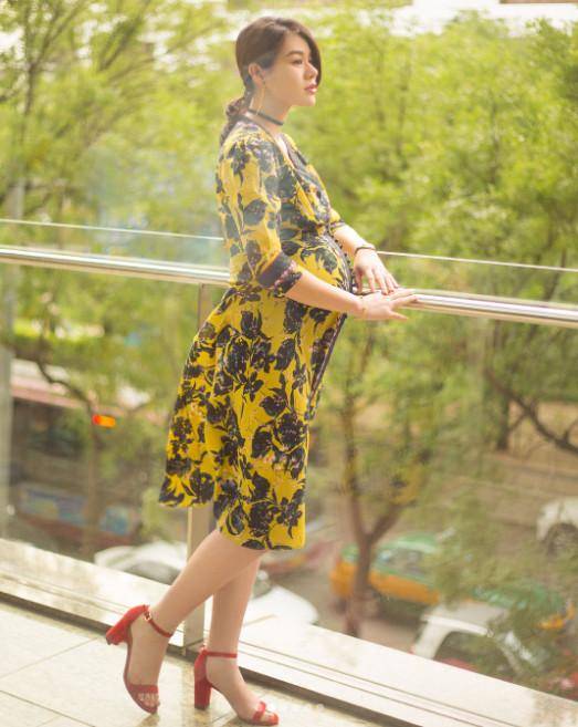 胡杏儿挺大肚拍写真 变身最美孕妇