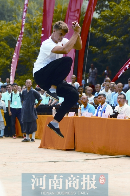 少林首届无遮大会谁是"隐身"顶级高手?裁判长们绝技亮了