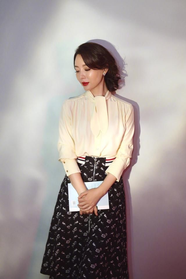 《朗读者》41岁陈数与44岁董卿同框气场无敌