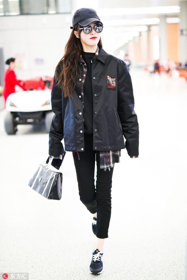 谢娜围桌布辣眼睛,杨幂裹床单美翻,超火格纹