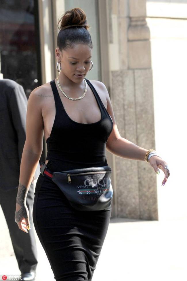 蕾哈娜胖出水桶腰 紧身背心裙挤出事业线