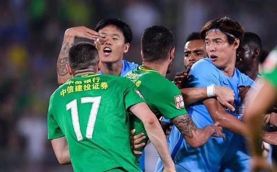 沪媒:登巴巴重伤时都没埋怨 足协应制定歧视处罚