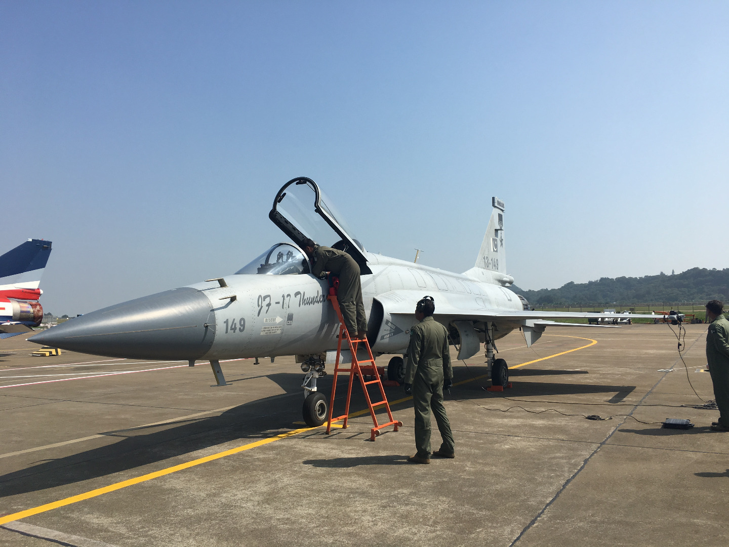 巴基斯坦枭龙战机在珠海航展亮相表演