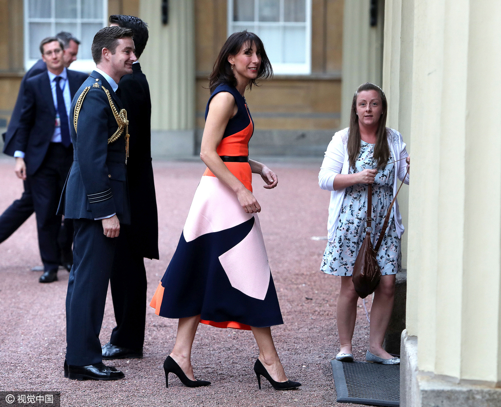 当地时间2016年7月13日，英国伦敦，英国首相卡梅伦与夫人及三个孩子一同告别唐宁街十号。卡梅伦发表告别演讲，并与家人一起拥抱、合影。