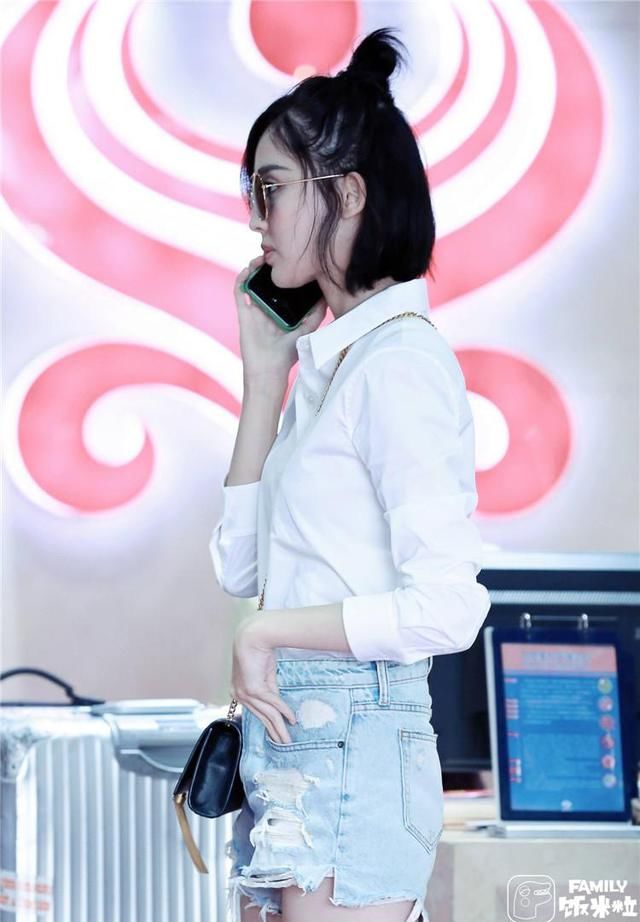 古力娜扎的白衬衫搭配牛仔短裤穿搭,显得清新