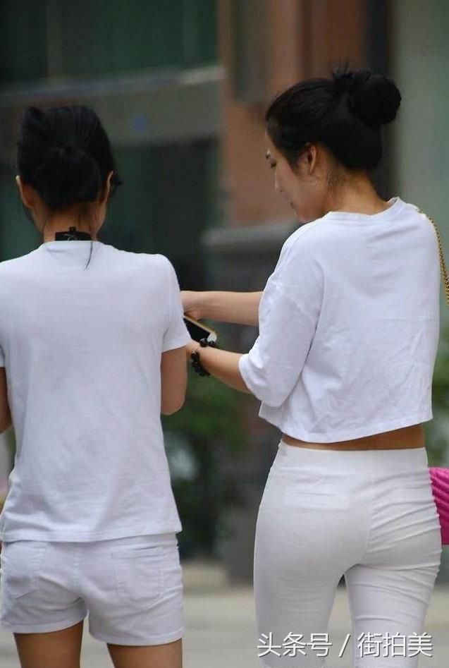街拍:露腰白色短T恤搭配白色紧身包臀裤,一身