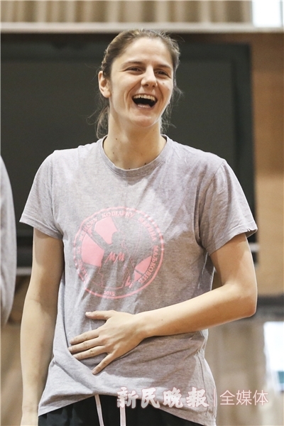 记上海宝山大华女篮外援伊莲娜:场上冷面霸王