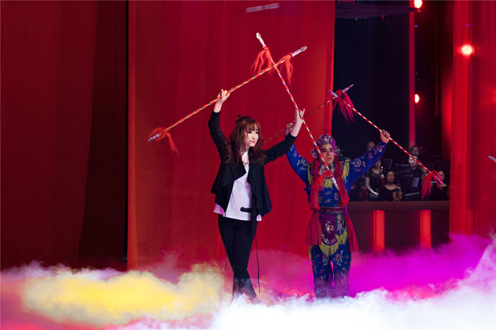 《跨界歌王》秦海璐演绎“京派摇滚” 首期夺冠 《跨界歌王》秦海璐演绎“京派摇滚” 首期夺冠