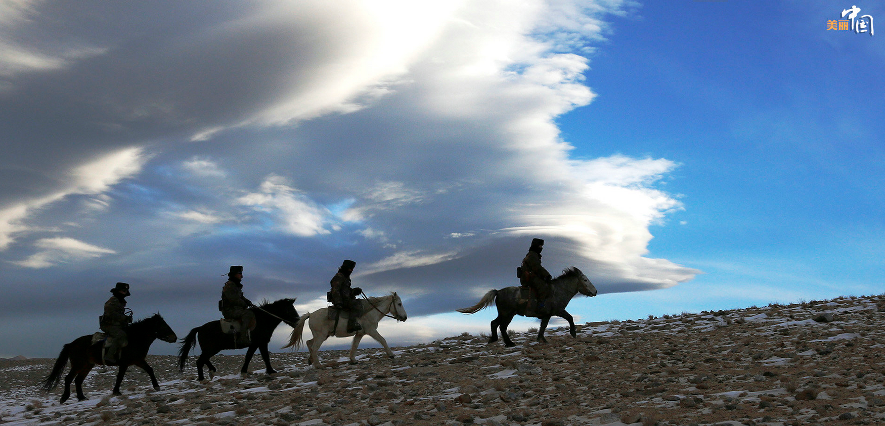 2017年大年三十，西藏阿里高原气温已骤降至零下32摄氏度，驻守在喜马拉雅山脉腹地的扎西岗边防连，按计划对海拔5595米的某山口实施巡逻任务。刘晓东 摄