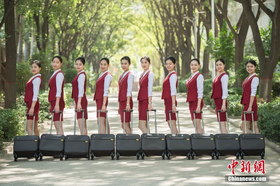 6月1日，太原山西旅游职业学院空乘专业的毕业生们身着航空制服拍摄创意毕业照，以此纪念青春时光。