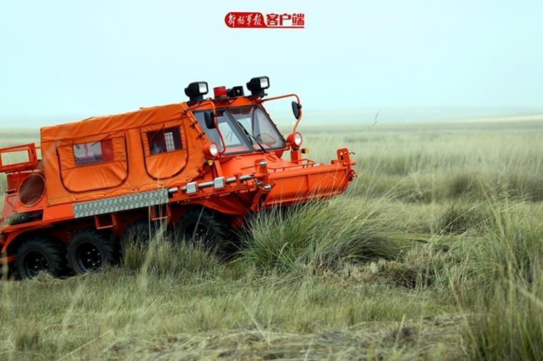 如今新装备列装，让灭火官兵踩上了“风火轮”——40度极限爬坡、横跨1.5米壕沟、原地360度转向，对于新型草原灭火战车来说都是“so easy”！