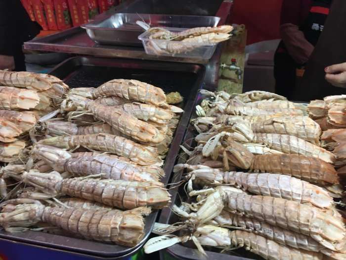 女子路边摆摊卖网红小吃,价格虽贵, 不用吆喝