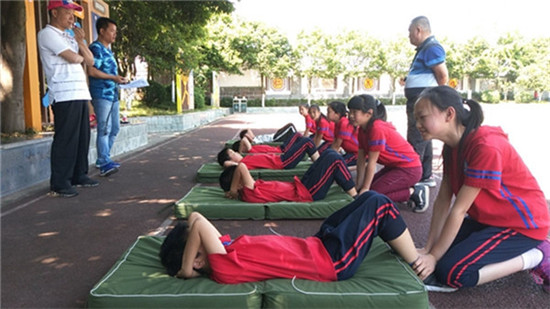 教育局宣教科考核小组走进山泉小学考核学校教