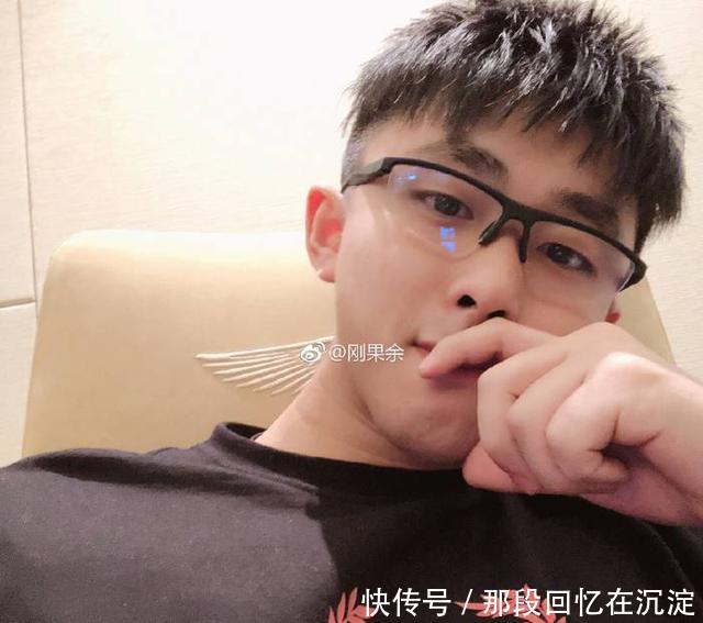 斗鱼男主播为在嘉年华上撑场面,从南京空运918,网友太装逼!