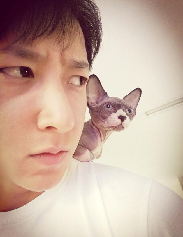 韩庚又添新宠无毛猫 目光炯炯与主人神同步