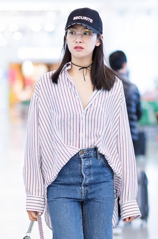 宋茜T恤配皮短裤,非常有范儿!