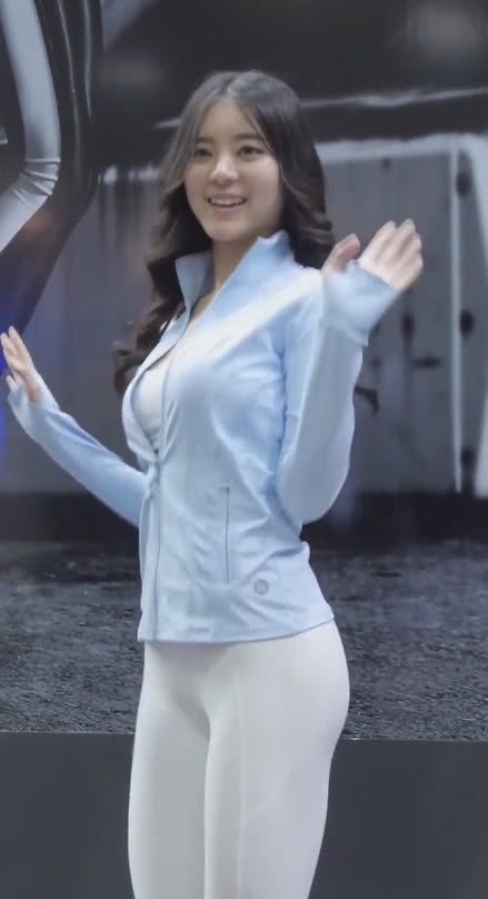 健身小姐姐展示傲人逆天身材!现场都疯了!网友