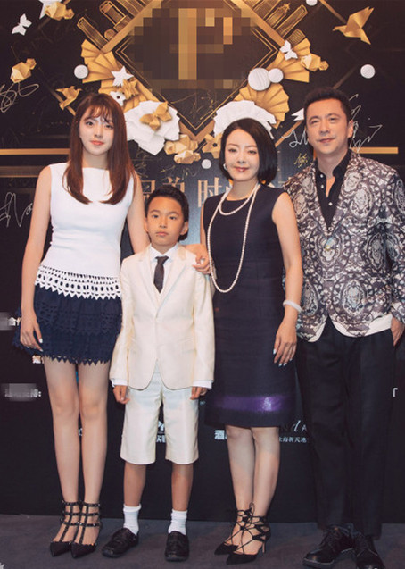 王中磊女儿露长腿 斗艳欧阳娜娜姐妹